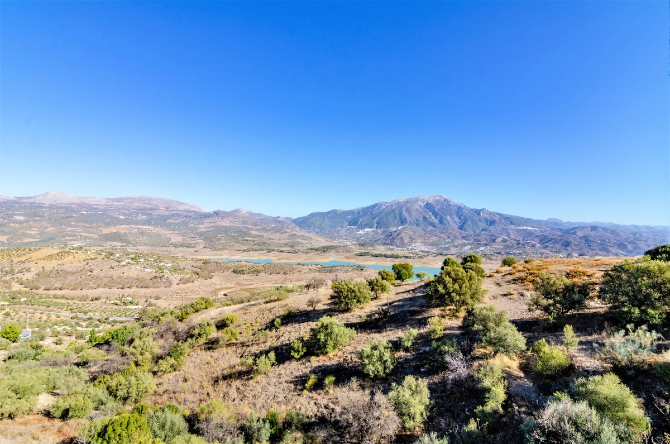 Great investment opportunity. The property is located in one of the most beautiful countryside areas of Andalusia, right next to the Viñuela's lake and close to the Natural Park Sierra Tejada-Almijara in the Axarquia, surrounded by the white villages. The