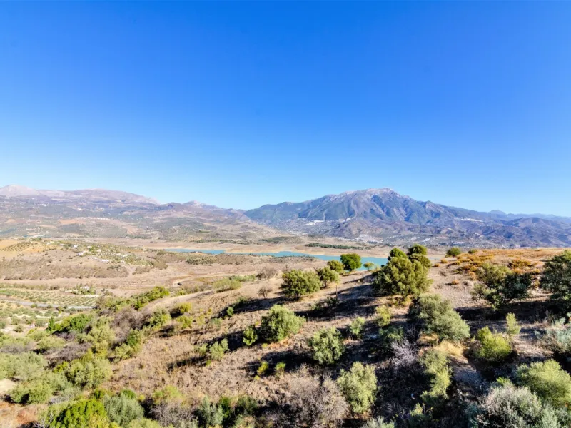 Great investment opportunity. The property is located in one of the most beautiful countryside areas of Andalusia, right next to the Viñuela's lake and close to the Natural Park Sierra Tejada-Almijara in the Axarquia, surrounded by the white villages. The