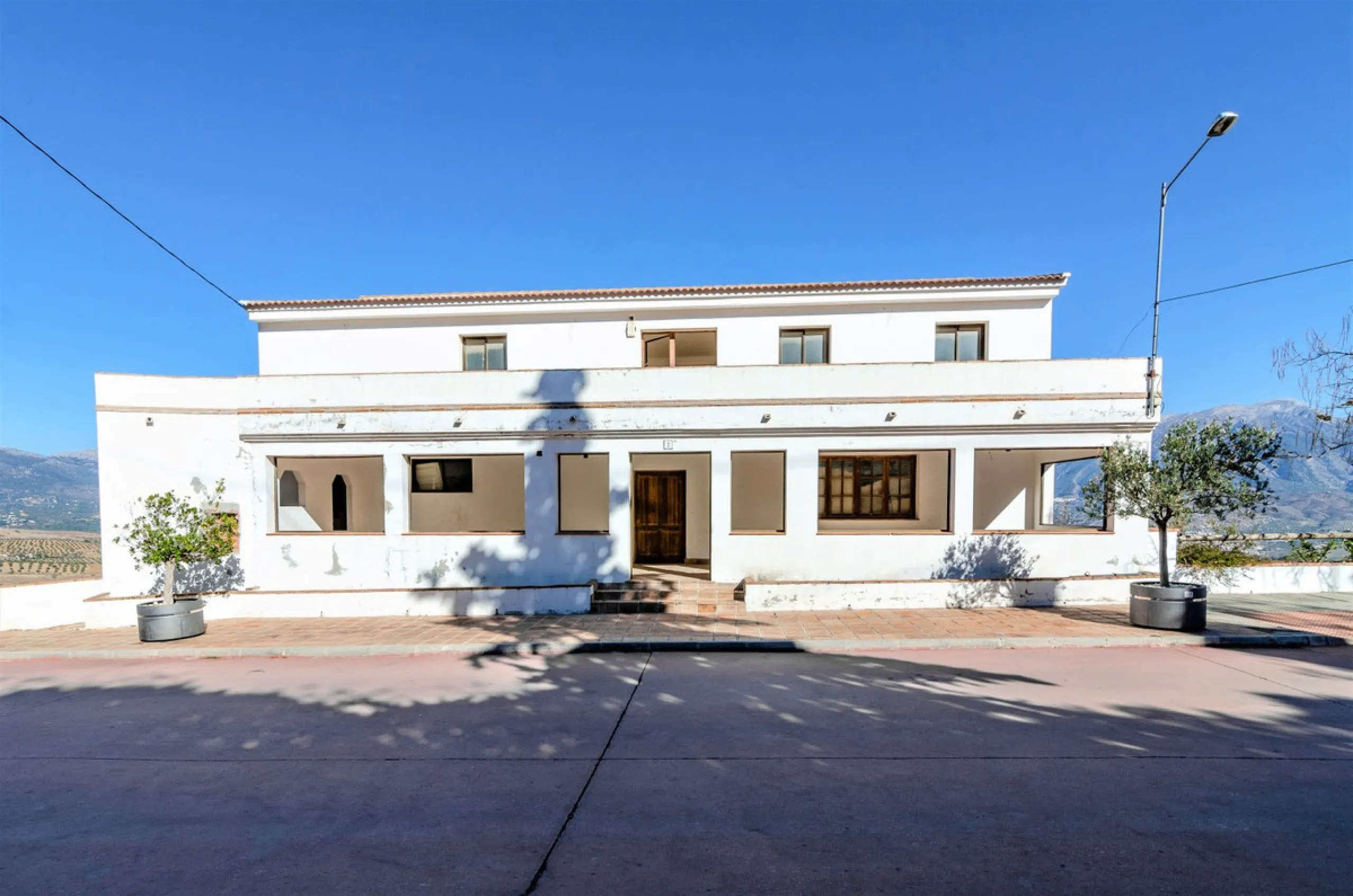 Great investment opportunity. The property is located in one of the most beautiful countryside areas of Andalusia, right next to the Viñuela's lake and close to the Natural Park Sierra Tejada-Almijara in the Axarquia, surrounded by the white villages. The