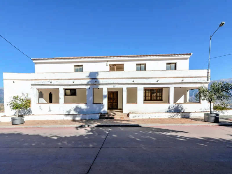 Great investment opportunity. The property is located in one of the most beautiful countryside areas of Andalusia, right next to the Viñuela's lake and close to the Natural Park Sierra Tejada-Almijara in the Axarquia, surrounded by the white villages. The