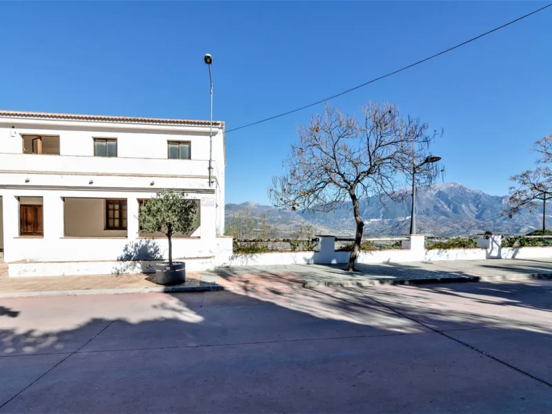 Great investment opportunity. The property is located in one of the most beautiful countryside areas of Andalusia, right next to the Viñuela's lake and close to the Natural Park Sierra Tejada-Almijara in the Axarquia, surrounded by the white villages. The