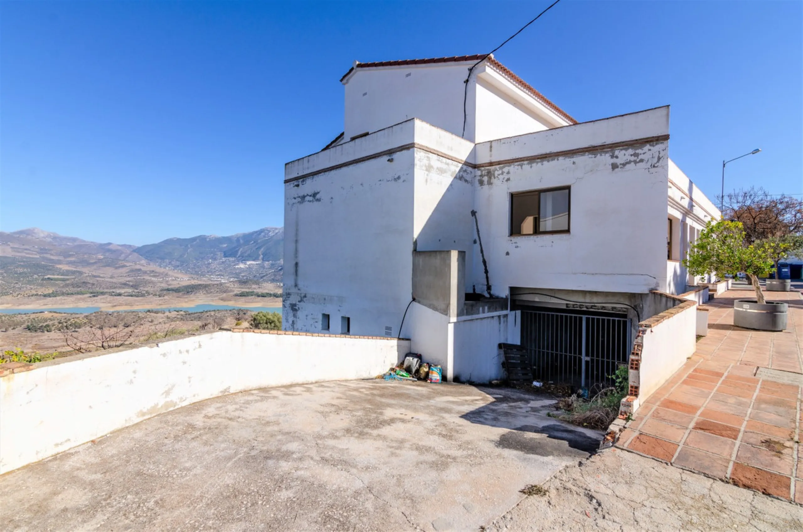 Great investment opportunity. The property is located in one of the most beautiful countryside areas of Andalusia, right next to the Viñuela's lake and close to the Natural Park Sierra Tejada-Almijara in the Axarquia, surrounded by the white villages. The