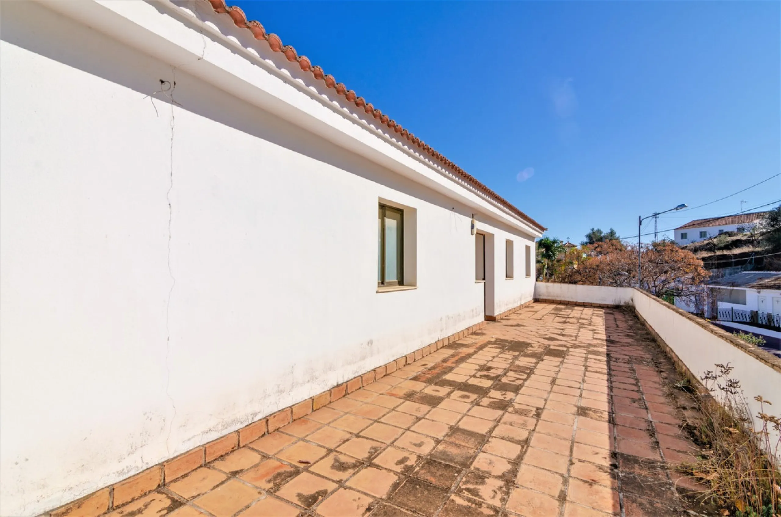 Great investment opportunity. The property is located in one of the most beautiful countryside areas of Andalusia, right next to the Viñuela's lake and close to the Natural Park Sierra Tejada-Almijara in the Axarquia, surrounded by the white villages. The