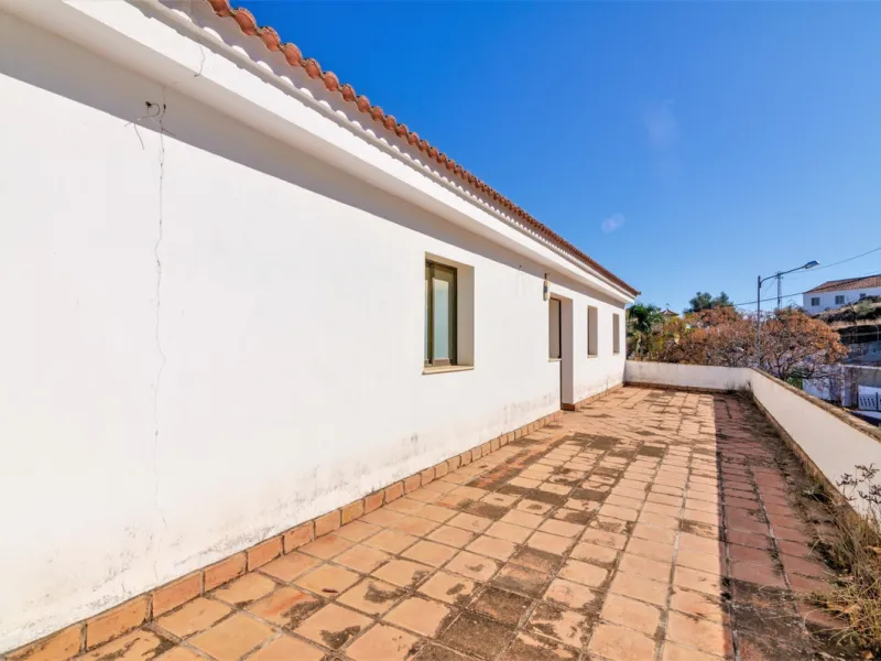 Great investment opportunity. The property is located in one of the most beautiful countryside areas of Andalusia, right next to the Viñuela's lake and close to the Natural Park Sierra Tejada-Almijara in the Axarquia, surrounded by the white villages. The