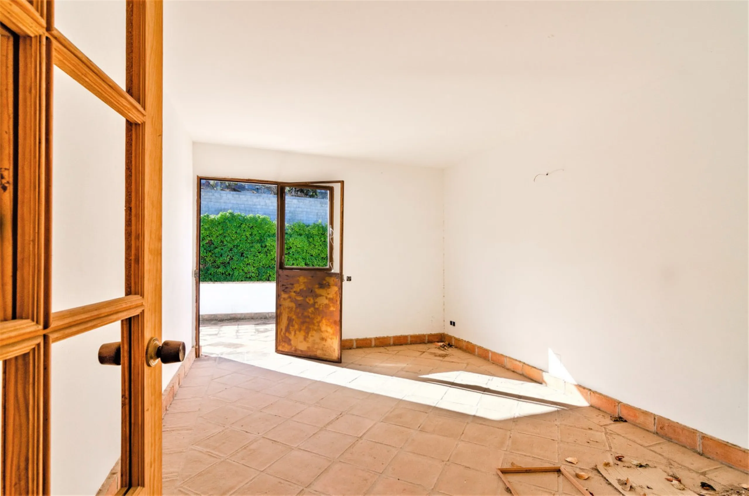 Great investment opportunity. The property is located in one of the most beautiful countryside areas of Andalusia, right next to the Viñuela's lake and close to the Natural Park Sierra Tejada-Almijara in the Axarquia, surrounded by the white villages. The