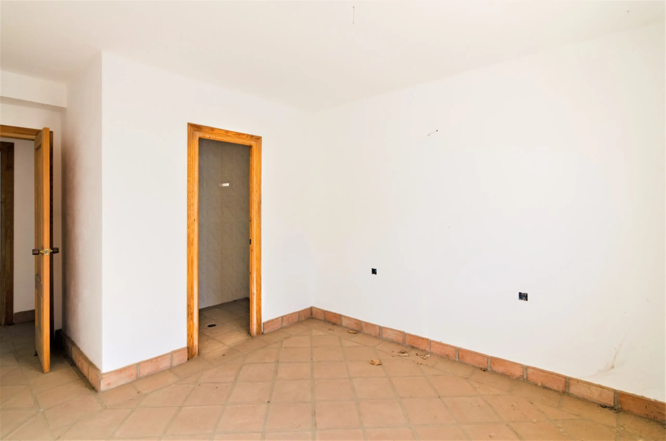 Great investment opportunity. The property is located in one of the most beautiful countryside areas of Andalusia, right next to the Viñuela's lake and close to the Natural Park Sierra Tejada-Almijara in the Axarquia, surrounded by the white villages. The