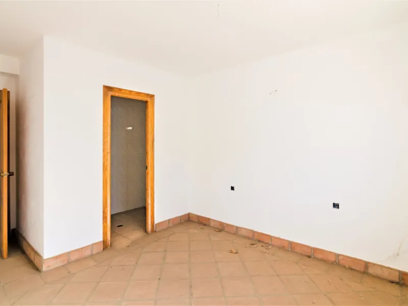 Great investment opportunity. The property is located in one of the most beautiful countryside areas of Andalusia, right next to the Viñuela's lake and close to the Natural Park Sierra Tejada-Almijara in the Axarquia, surrounded by the white villages. The