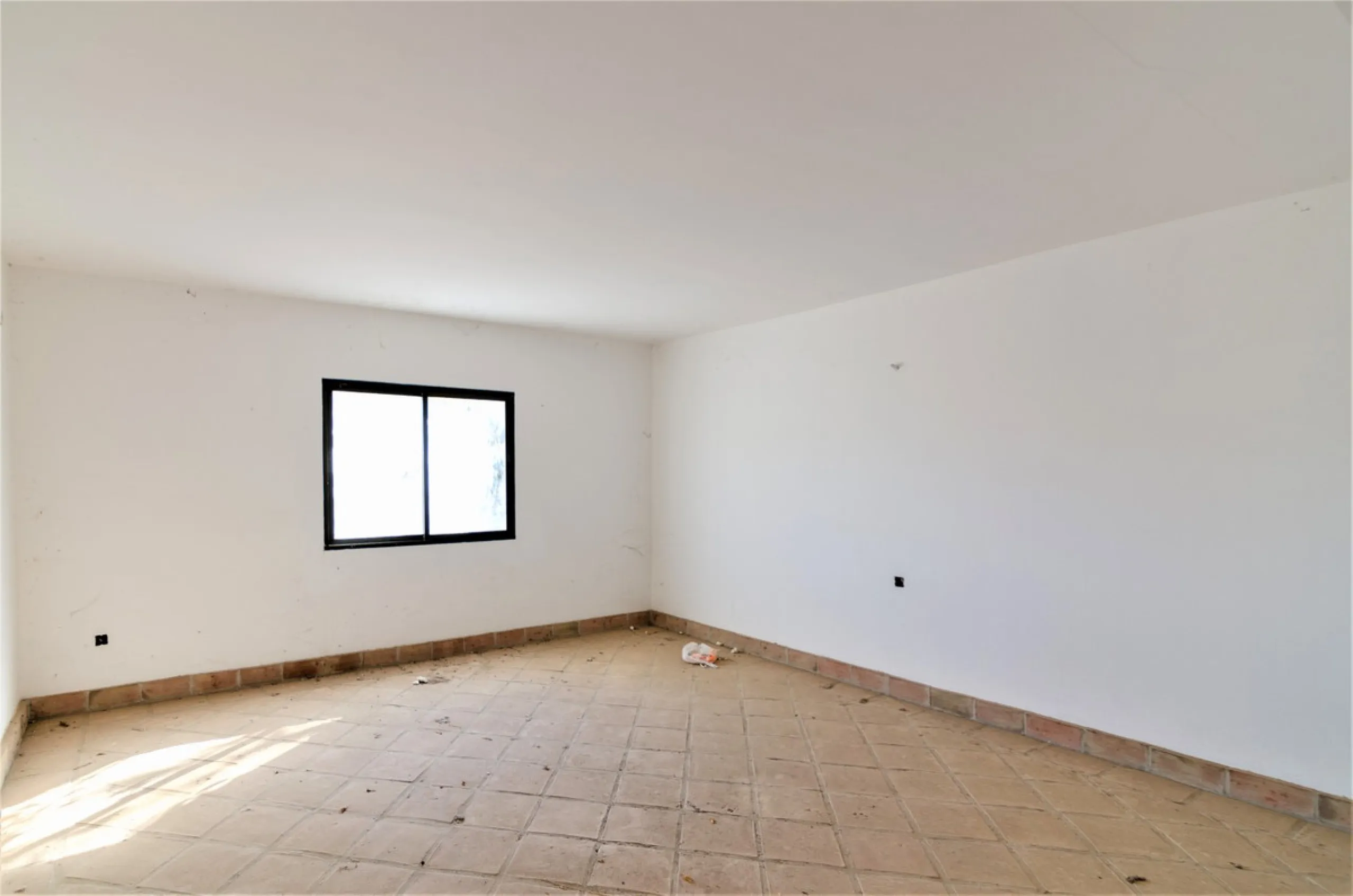 Great investment opportunity. The property is located in one of the most beautiful countryside areas of Andalusia, right next to the Viñuela's lake and close to the Natural Park Sierra Tejada-Almijara in the Axarquia, surrounded by the white villages. The