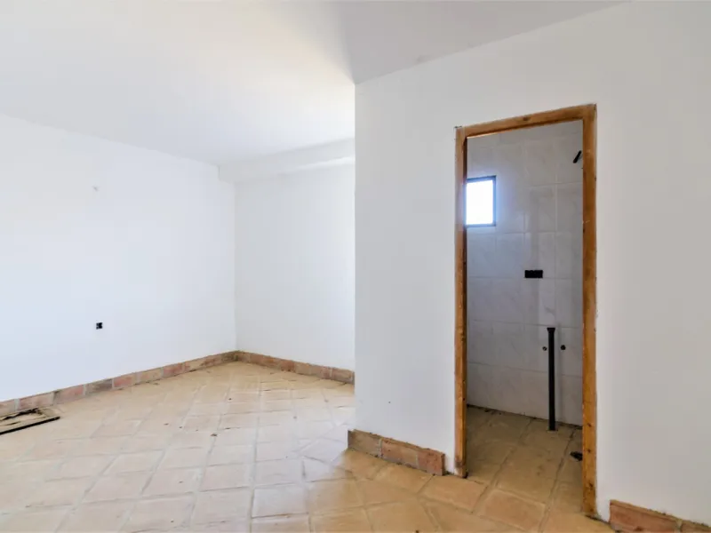 Great investment opportunity. The property is located in one of the most beautiful countryside areas of Andalusia, right next to the Viñuela's lake and close to the Natural Park Sierra Tejada-Almijara in the Axarquia, surrounded by the white villages. The