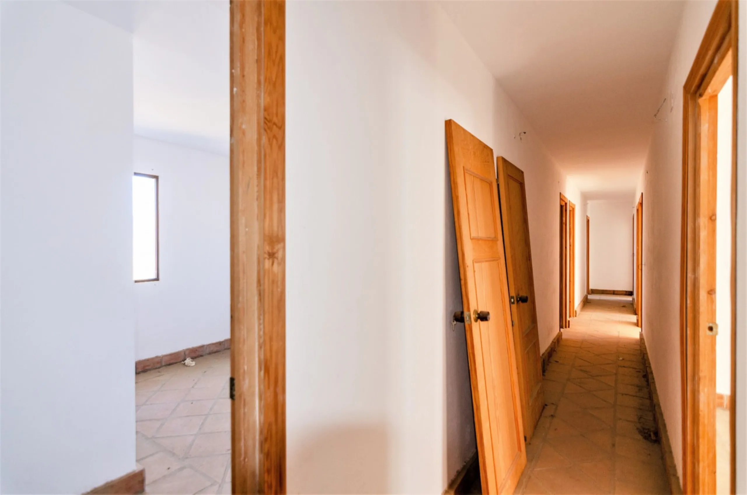 Great investment opportunity. The property is located in one of the most beautiful countryside areas of Andalusia, right next to the Viñuela's lake and close to the Natural Park Sierra Tejada-Almijara in the Axarquia, surrounded by the white villages. The