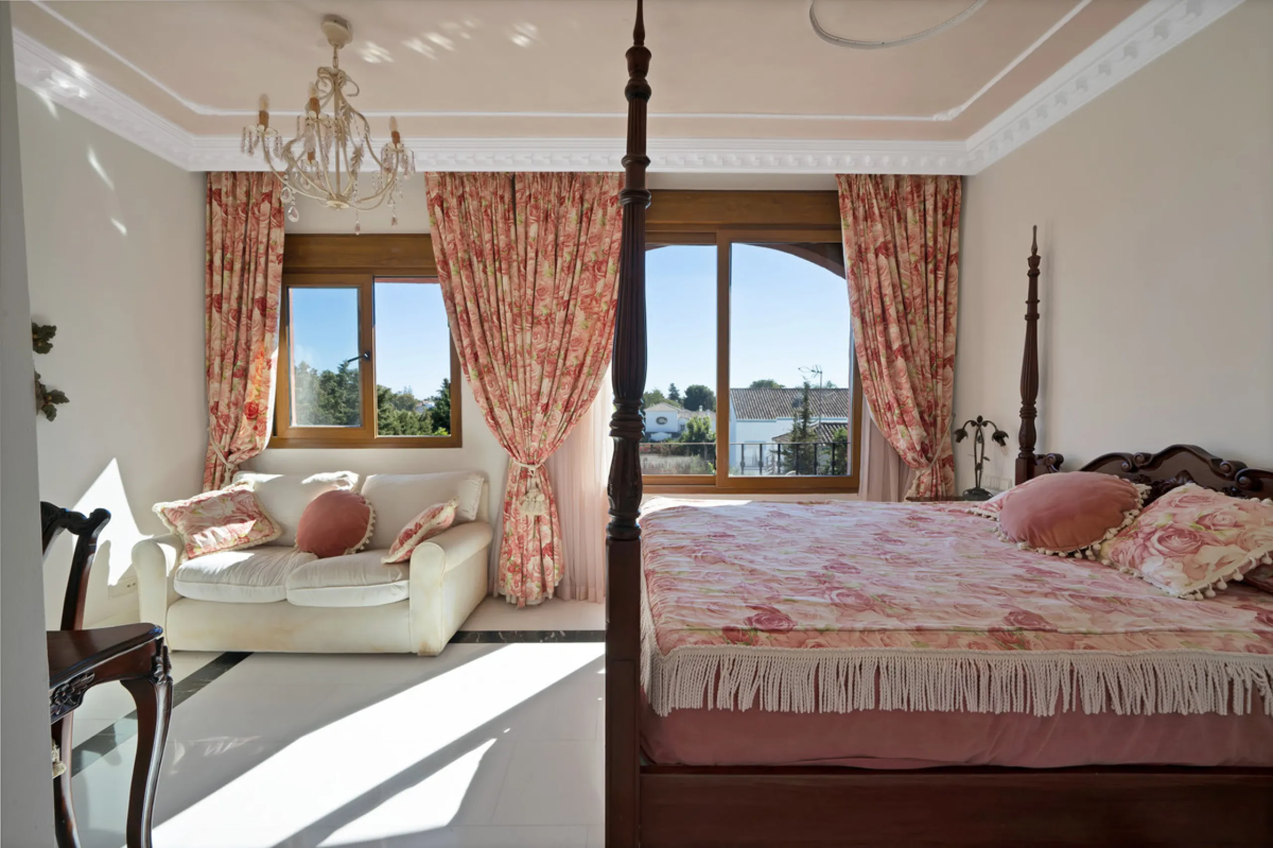 Situated beside the prestigious Guadalmina Baja, this impressive triplex penthouse is a true jewel of the Costa del Sol — perfectly blending the sophistication of Andalusian architecture, Moorish influences, and a touch of contemporary romanticism.