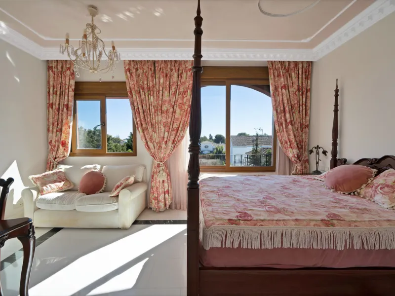 Situated beside the prestigious Guadalmina Baja, this impressive triplex penthouse is a true jewel of the Costa del Sol — perfectly blending the sophistication of Andalusian architecture, Moorish influences, and a touch of contemporary romanticism.
