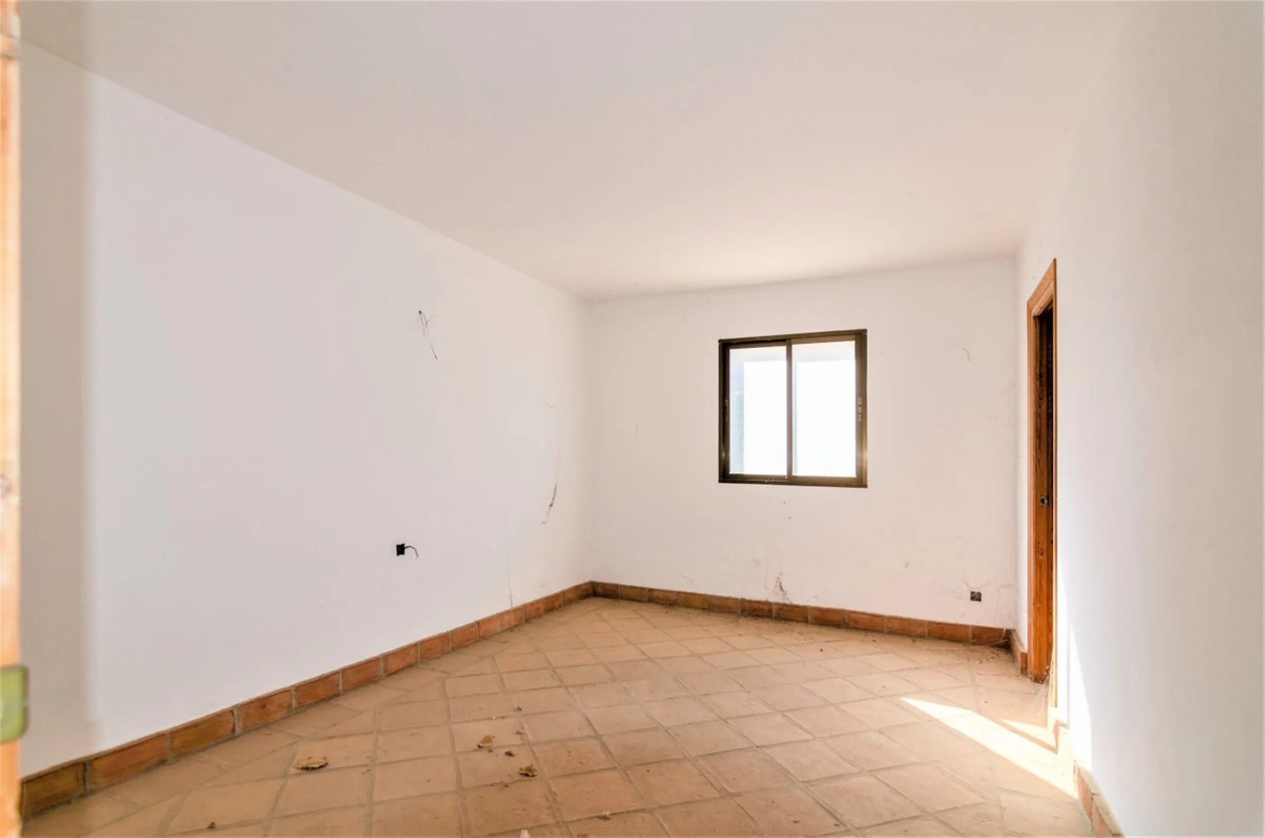 Great investment opportunity. The property is located in one of the most beautiful countryside areas of Andalusia, right next to the Viñuela's lake and close to the Natural Park Sierra Tejada-Almijara in the Axarquia, surrounded by the white villages. The