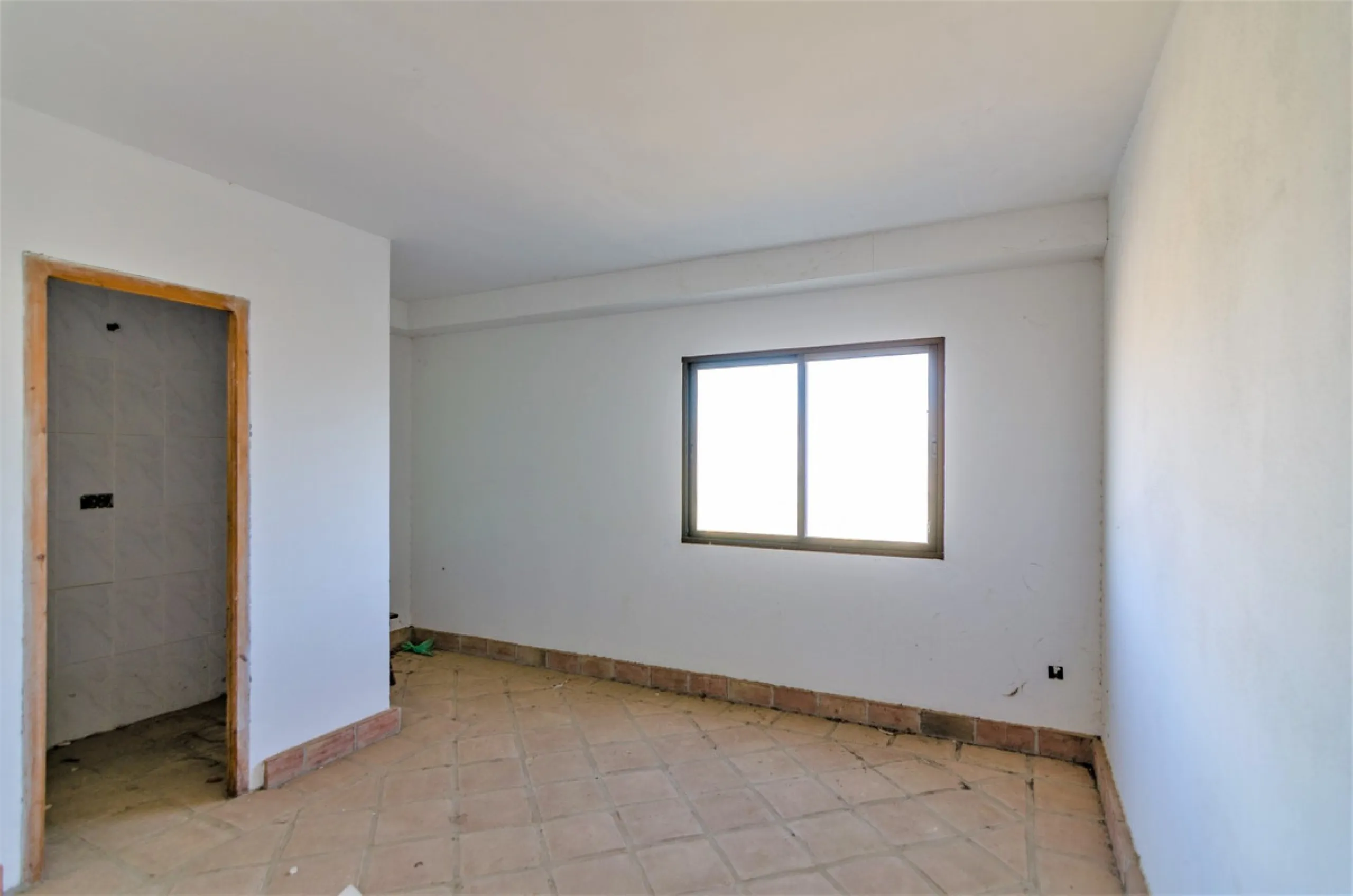 Great investment opportunity. The property is located in one of the most beautiful countryside areas of Andalusia, right next to the Viñuela's lake and close to the Natural Park Sierra Tejada-Almijara in the Axarquia, surrounded by the white villages. The