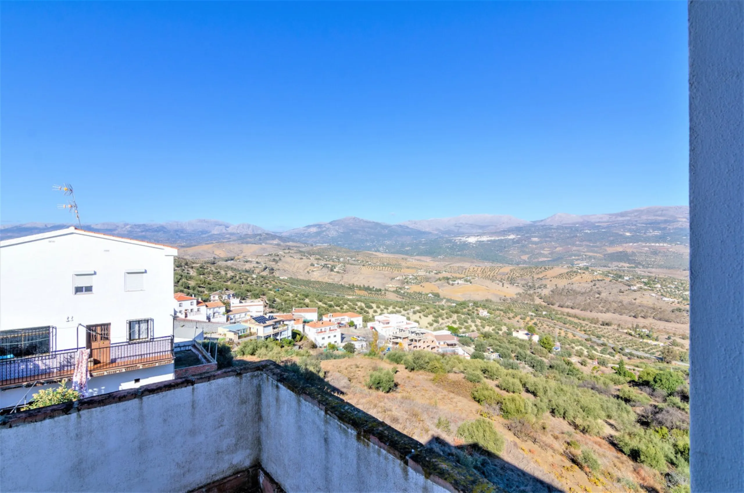 Great investment opportunity. The property is located in one of the most beautiful countryside areas of Andalusia, right next to the Viñuela's lake and close to the Natural Park Sierra Tejada-Almijara in the Axarquia, surrounded by the white villages. The
