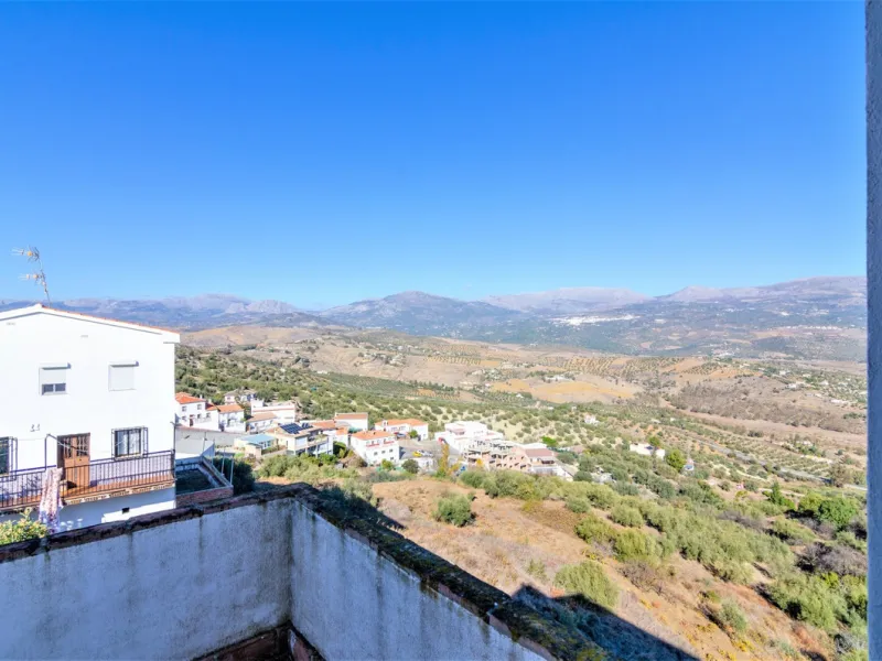 Great investment opportunity. The property is located in one of the most beautiful countryside areas of Andalusia, right next to the Viñuela's lake and close to the Natural Park Sierra Tejada-Almijara in the Axarquia, surrounded by the white villages. The