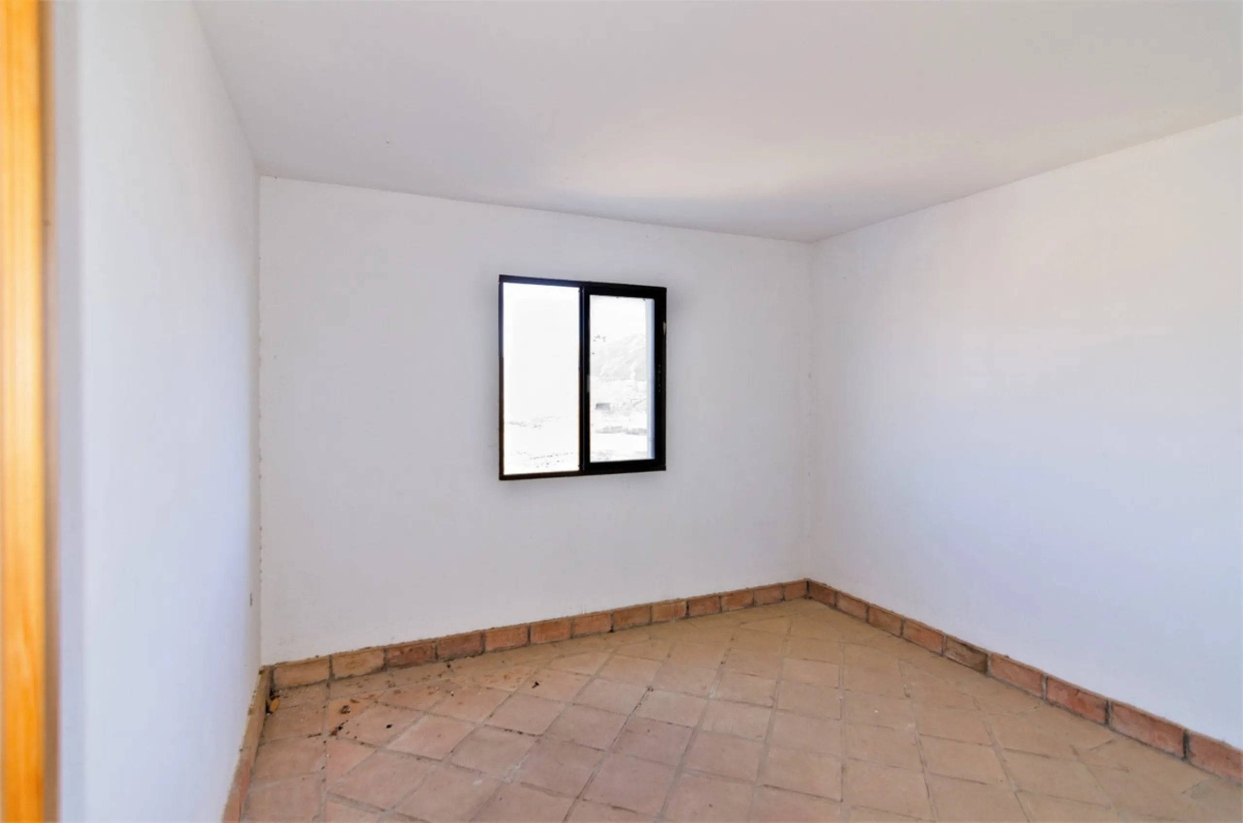 Great investment opportunity. The property is located in one of the most beautiful countryside areas of Andalusia, right next to the Viñuela's lake and close to the Natural Park Sierra Tejada-Almijara in the Axarquia, surrounded by the white villages. The