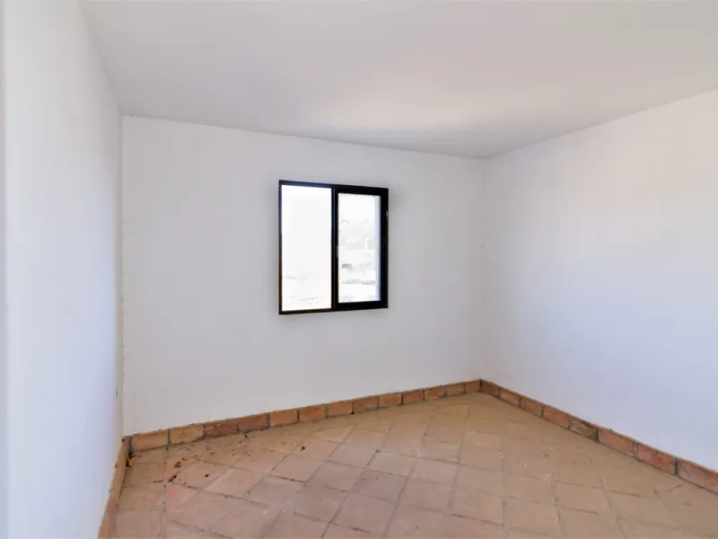 Great investment opportunity. The property is located in one of the most beautiful countryside areas of Andalusia, right next to the Viñuela's lake and close to the Natural Park Sierra Tejada-Almijara in the Axarquia, surrounded by the white villages. The