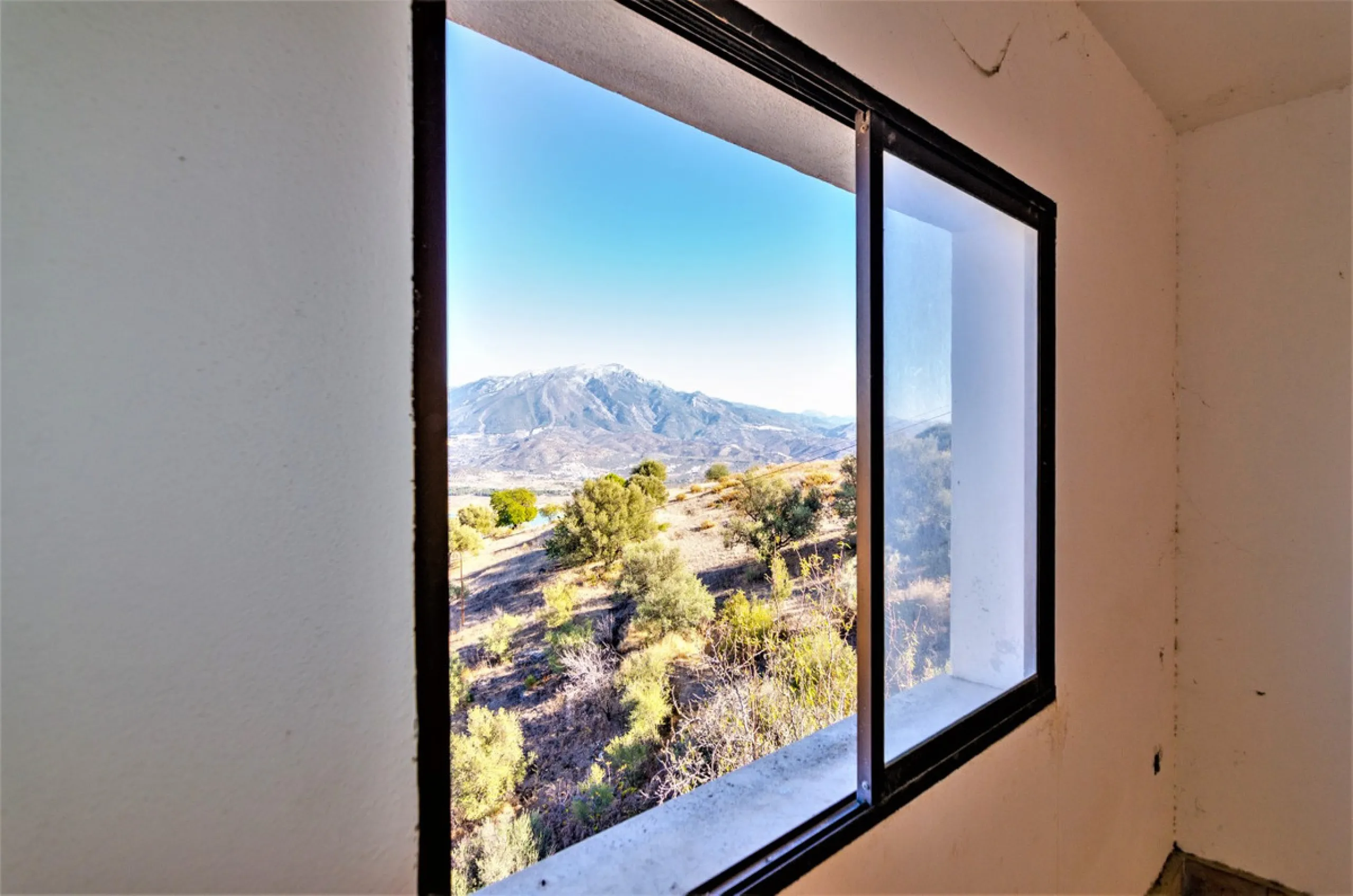 Great investment opportunity. The property is located in one of the most beautiful countryside areas of Andalusia, right next to the Viñuela's lake and close to the Natural Park Sierra Tejada-Almijara in the Axarquia, surrounded by the white villages. The