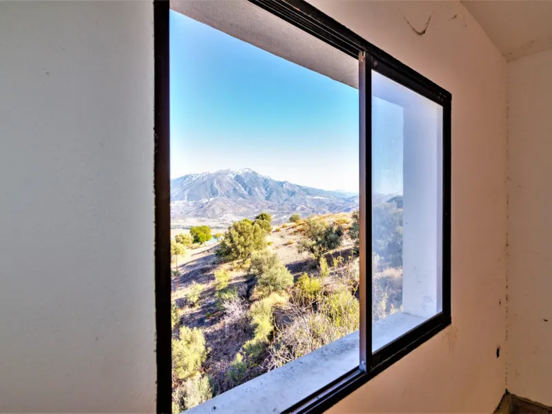 Great investment opportunity. The property is located in one of the most beautiful countryside areas of Andalusia, right next to the Viñuela's lake and close to the Natural Park Sierra Tejada-Almijara in the Axarquia, surrounded by the white villages. The
