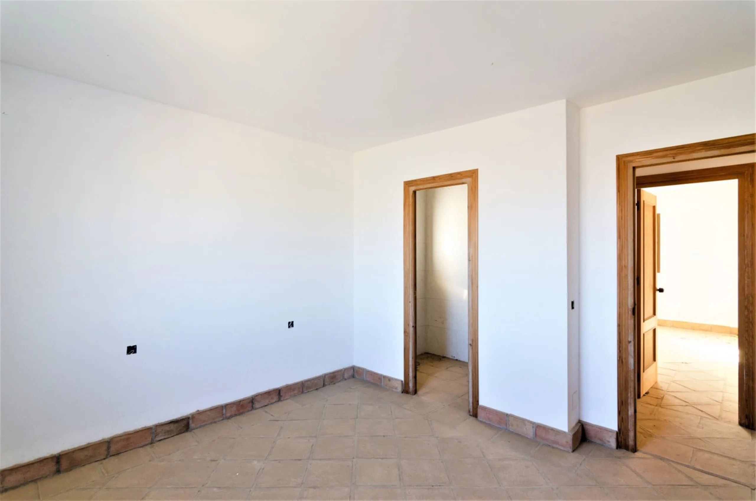 Great investment opportunity. The property is located in one of the most beautiful countryside areas of Andalusia, right next to the Viñuela's lake and close to the Natural Park Sierra Tejada-Almijara in the Axarquia, surrounded by the white villages. The