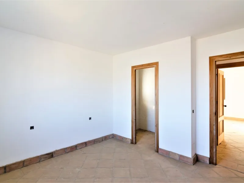 Great investment opportunity. The property is located in one of the most beautiful countryside areas of Andalusia, right next to the Viñuela's lake and close to the Natural Park Sierra Tejada-Almijara in the Axarquia, surrounded by the white villages. The