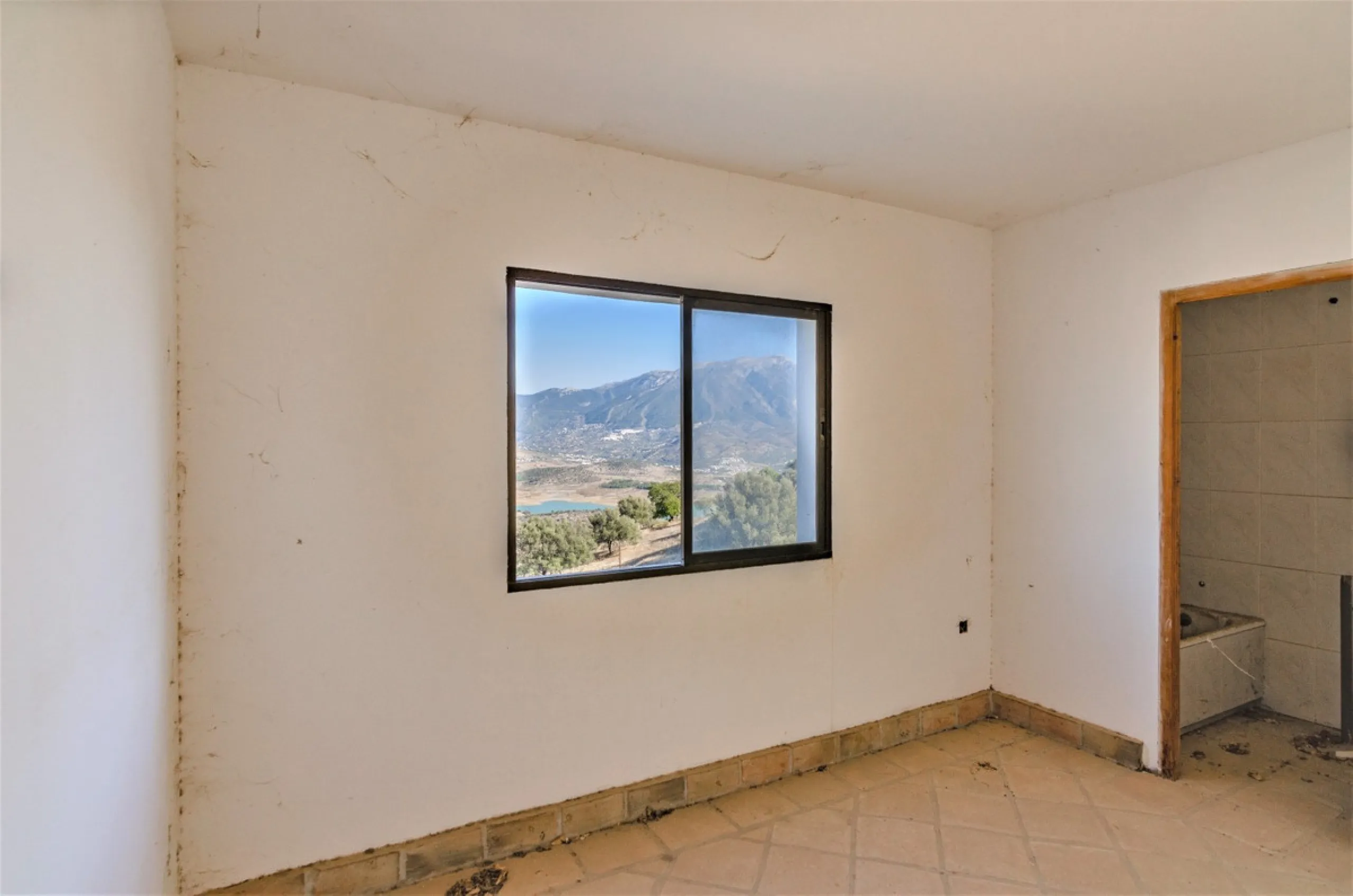 Great investment opportunity. The property is located in one of the most beautiful countryside areas of Andalusia, right next to the Viñuela's lake and close to the Natural Park Sierra Tejada-Almijara in the Axarquia, surrounded by the white villages. The