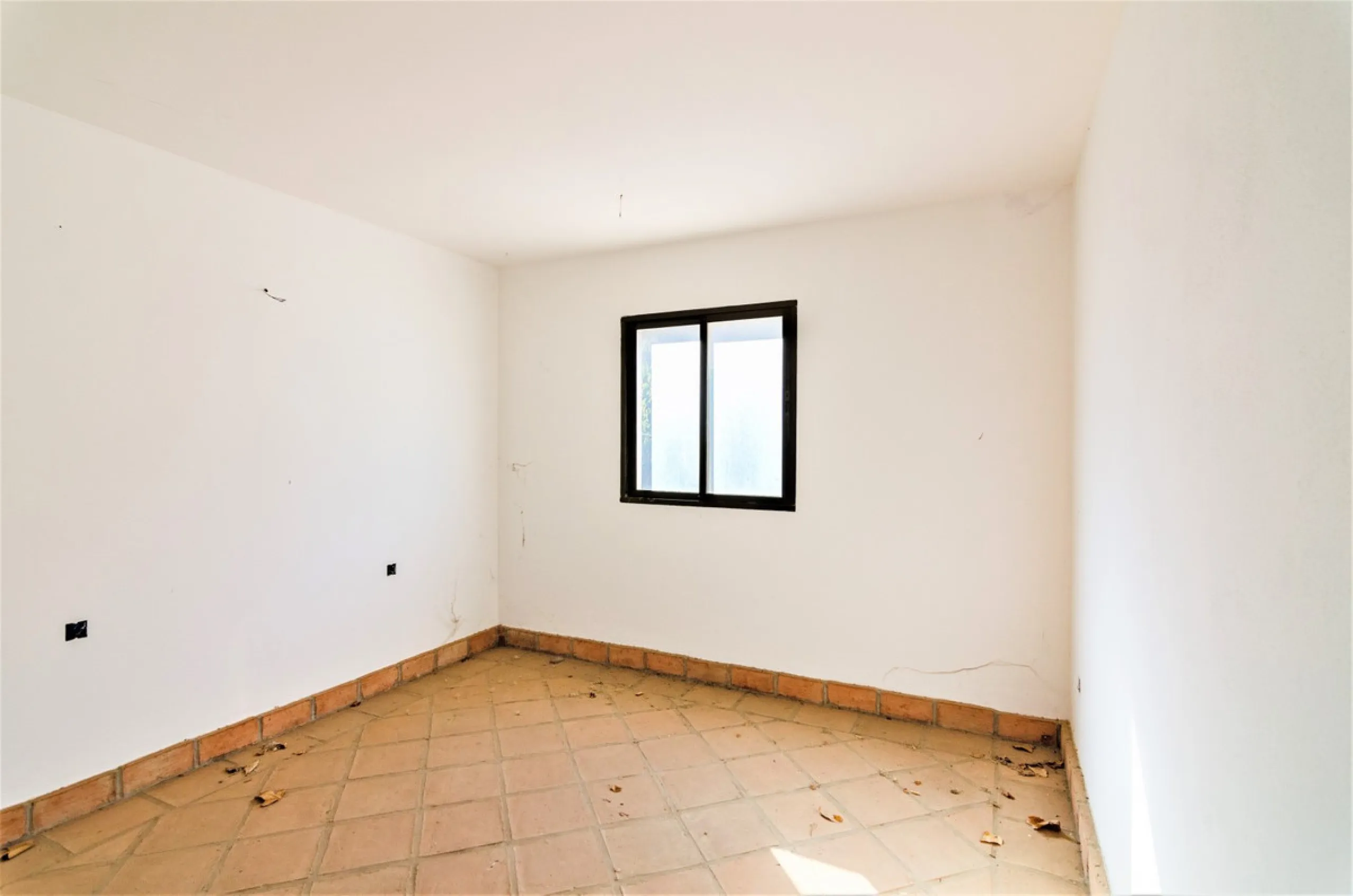 Great investment opportunity. The property is located in one of the most beautiful countryside areas of Andalusia, right next to the Viñuela's lake and close to the Natural Park Sierra Tejada-Almijara in the Axarquia, surrounded by the white villages. The