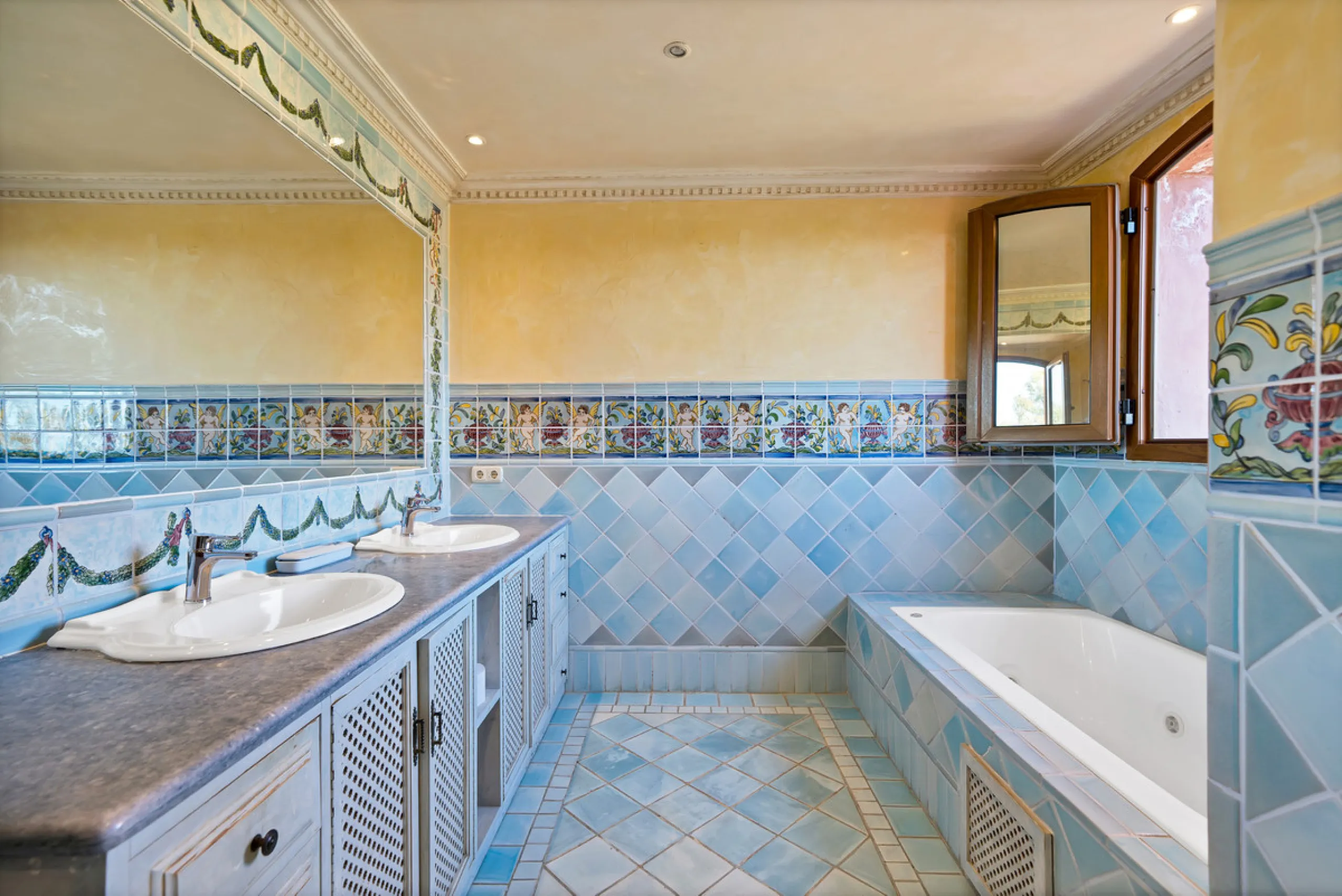 Situated beside the prestigious Guadalmina Baja, this impressive triplex penthouse is a true jewel of the Costa del Sol — perfectly blending the sophistication of Andalusian architecture, Moorish influences, and a touch of contemporary romanticism.