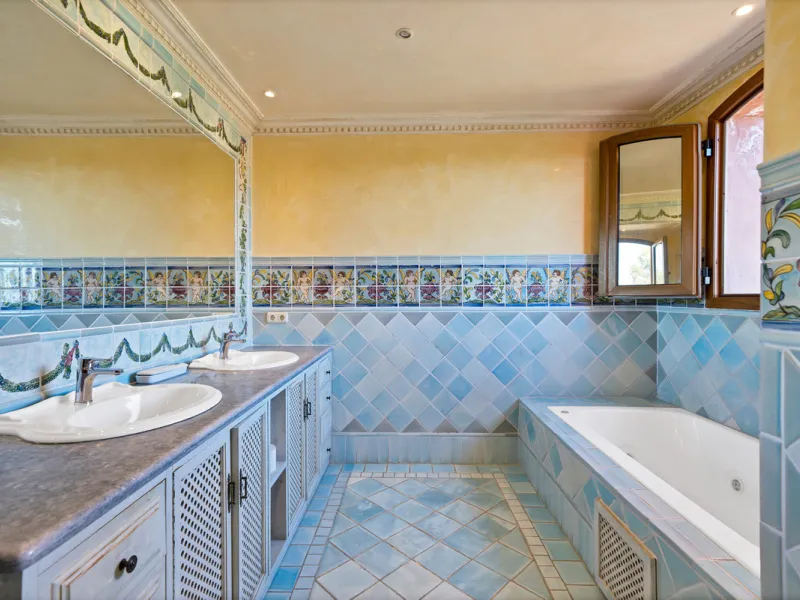 Situated beside the prestigious Guadalmina Baja, this impressive triplex penthouse is a true jewel of the Costa del Sol — perfectly blending the sophistication of Andalusian architecture, Moorish influences, and a touch of contemporary romanticism.