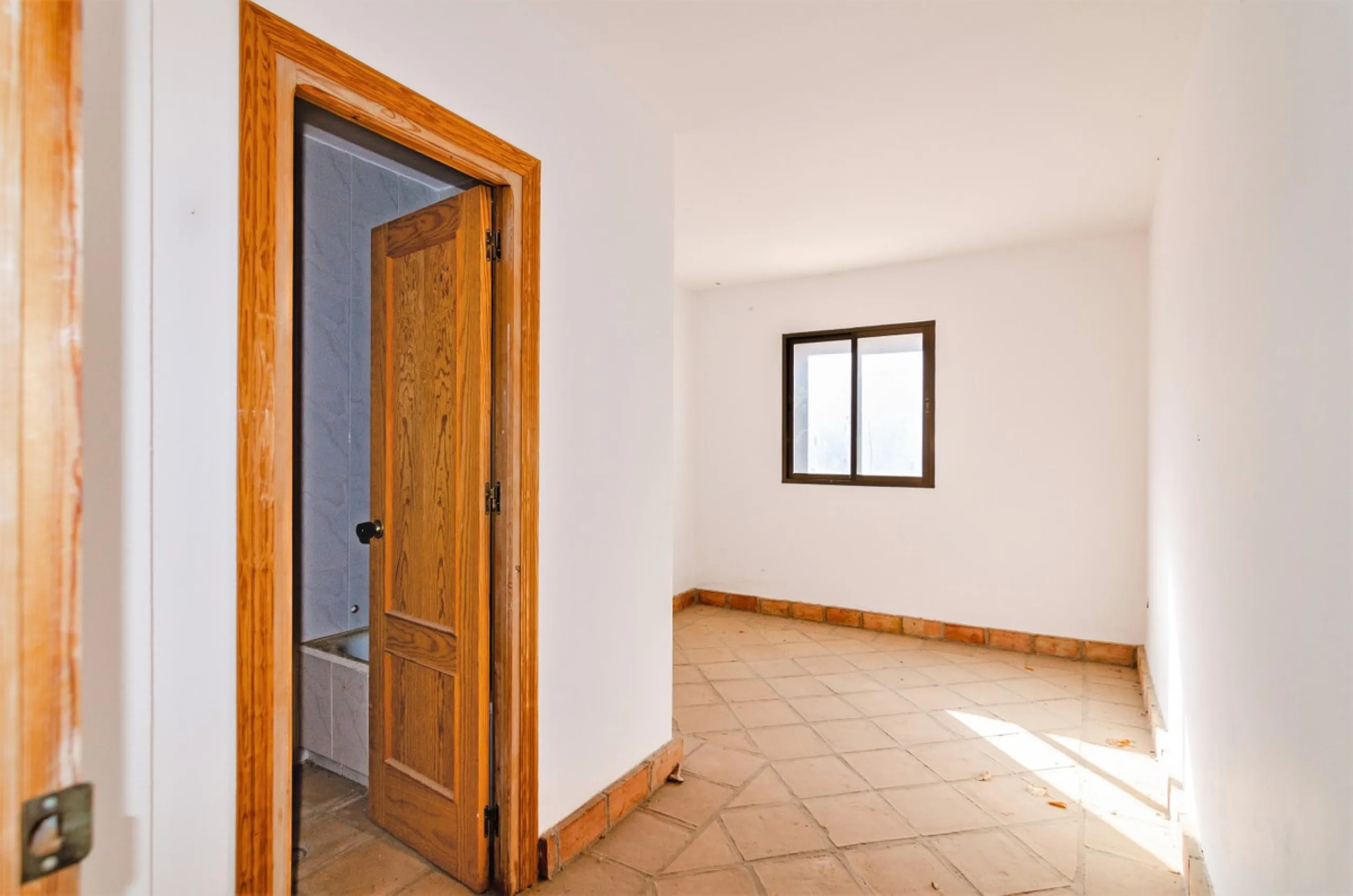 Great investment opportunity. The property is located in one of the most beautiful countryside areas of Andalusia, right next to the Viñuela's lake and close to the Natural Park Sierra Tejada-Almijara in the Axarquia, surrounded by the white villages. The