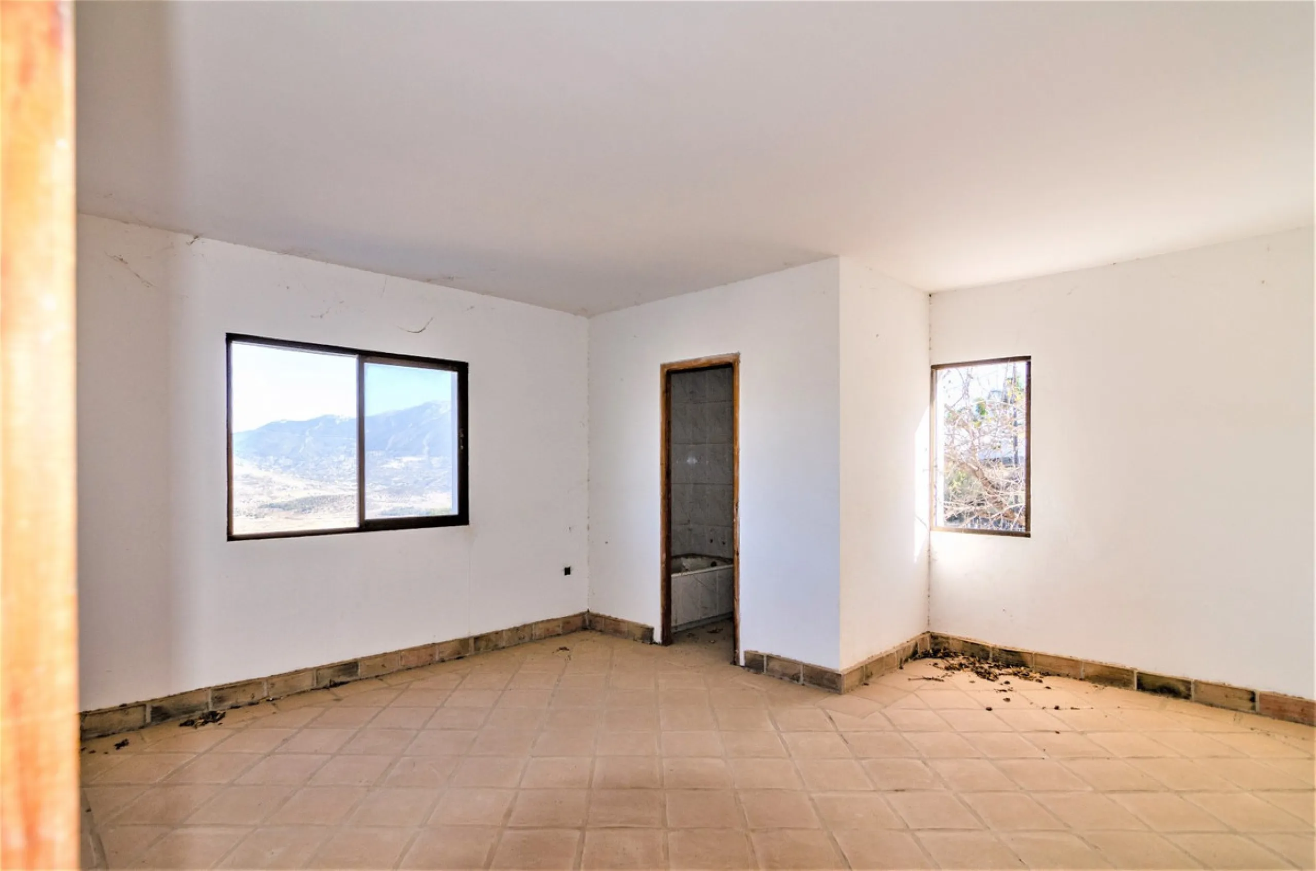 Great investment opportunity. The property is located in one of the most beautiful countryside areas of Andalusia, right next to the Viñuela's lake and close to the Natural Park Sierra Tejada-Almijara in the Axarquia, surrounded by the white villages. The