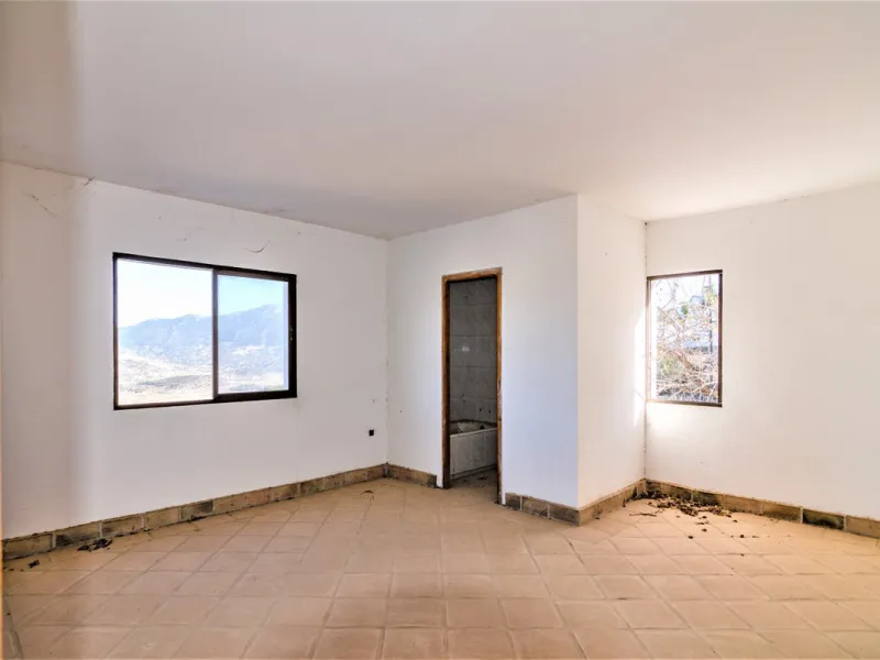 Great investment opportunity. The property is located in one of the most beautiful countryside areas of Andalusia, right next to the Viñuela's lake and close to the Natural Park Sierra Tejada-Almijara in the Axarquia, surrounded by the white villages. The