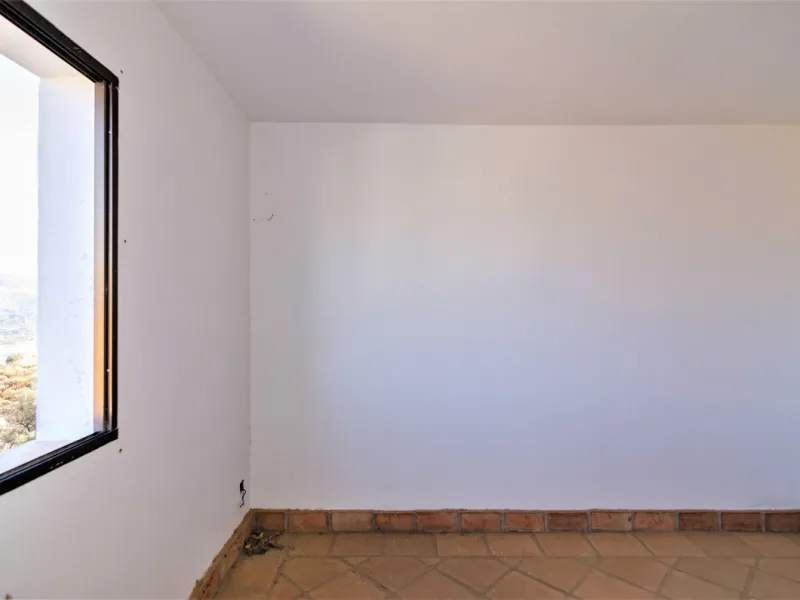 Great investment opportunity. The property is located in one of the most beautiful countryside areas of Andalusia, right next to the Viñuela's lake and close to the Natural Park Sierra Tejada-Almijara in the Axarquia, surrounded by the white villages. The