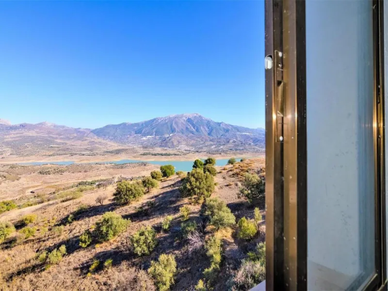 Great investment opportunity. The property is located in one of the most beautiful countryside areas of Andalusia, right next to the Viñuela's lake and close to the Natural Park Sierra Tejada-Almijara in the Axarquia, surrounded by the white villages. The
