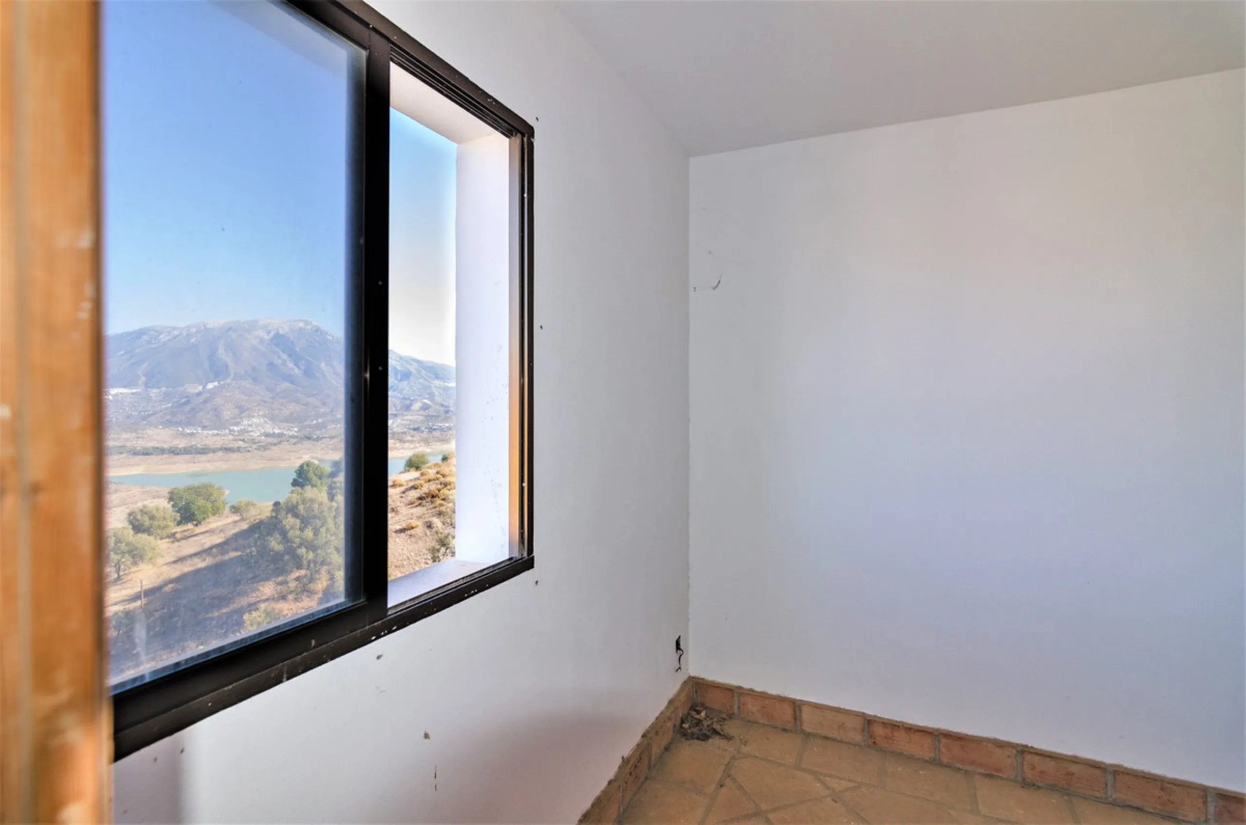Great investment opportunity. The property is located in one of the most beautiful countryside areas of Andalusia, right next to the Viñuela's lake and close to the Natural Park Sierra Tejada-Almijara in the Axarquia, surrounded by the white villages. The