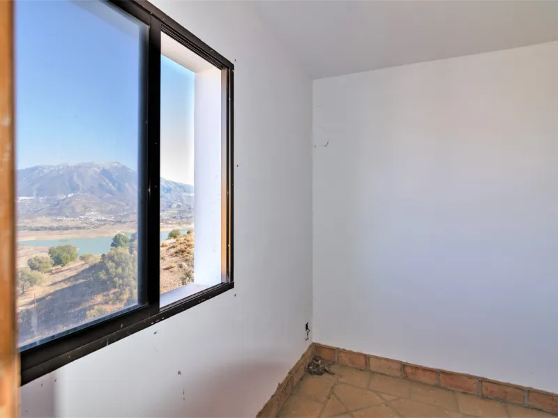 Great investment opportunity. The property is located in one of the most beautiful countryside areas of Andalusia, right next to the Viñuela's lake and close to the Natural Park Sierra Tejada-Almijara in the Axarquia, surrounded by the white villages. The