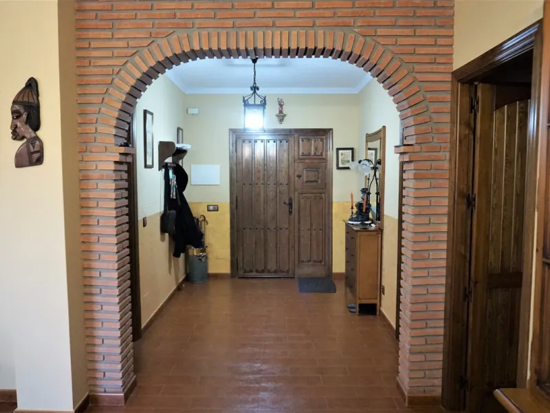 Magnificent villa located only 5 minutes walk from Sayalonga's centre. Fully paved access at street level with beautiful views over the village. The villa has a built area of 330 m2, which is divided into 2 floors. On the upper floor, we find a spacious l