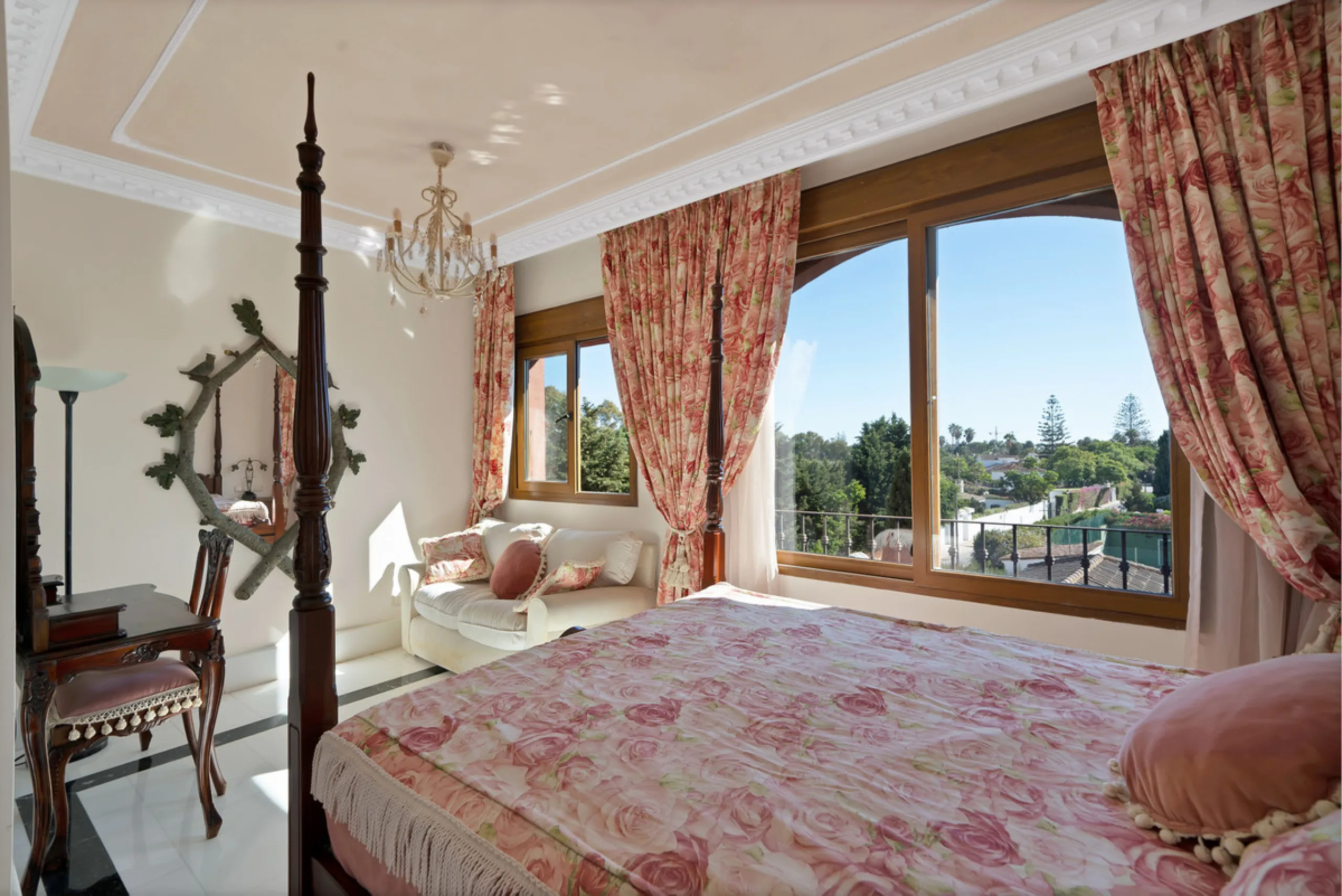 Situated beside the prestigious Guadalmina Baja, this impressive triplex penthouse is a true jewel of the Costa del Sol — perfectly blending the sophistication of Andalusian architecture, Moorish influences, and a touch of contemporary romanticism.