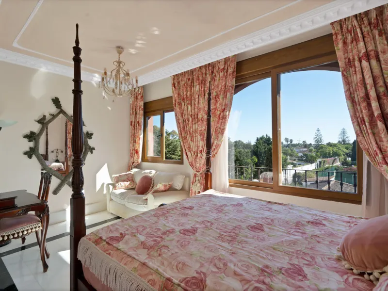 Situated beside the prestigious Guadalmina Baja, this impressive triplex penthouse is a true jewel of the Costa del Sol — perfectly blending the sophistication of Andalusian architecture, Moorish influences, and a touch of contemporary romanticism.