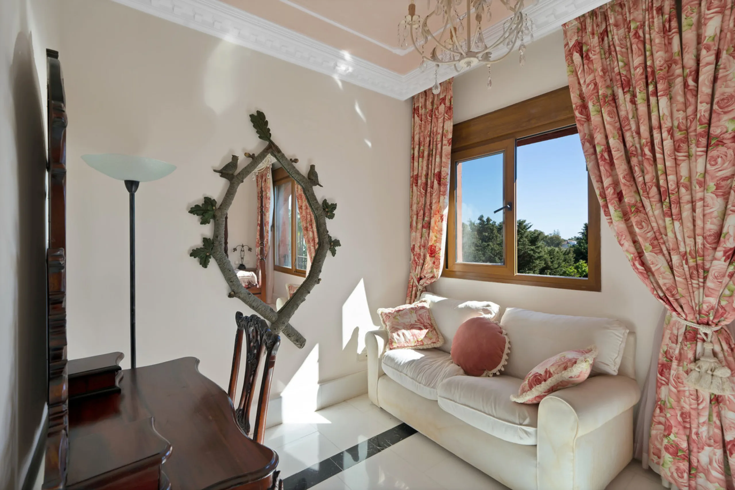Situated beside the prestigious Guadalmina Baja, this impressive triplex penthouse is a true jewel of the Costa del Sol — perfectly blending the sophistication of Andalusian architecture, Moorish influences, and a touch of contemporary romanticism.