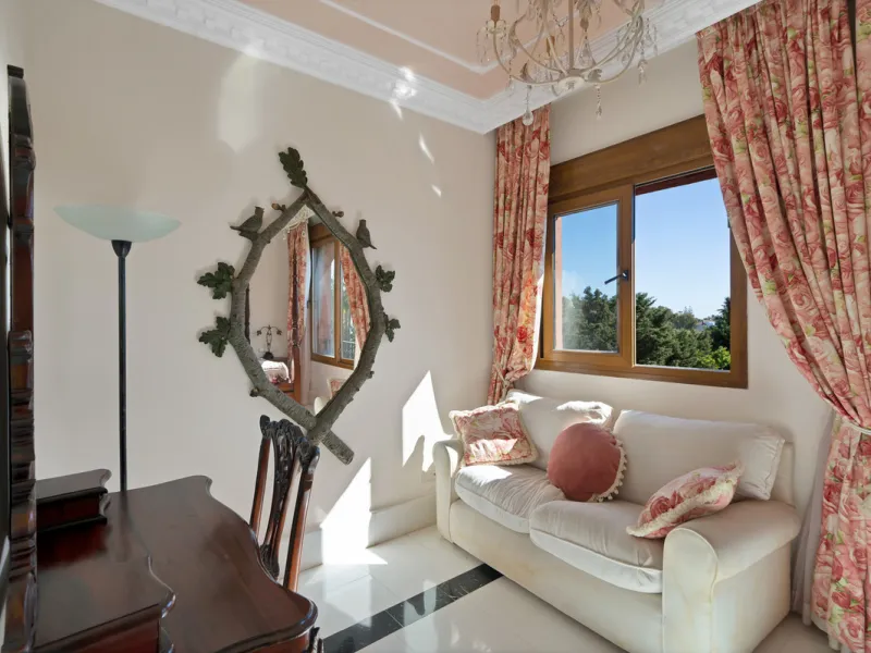 Situated beside the prestigious Guadalmina Baja, this impressive triplex penthouse is a true jewel of the Costa del Sol — perfectly blending the sophistication of Andalusian architecture, Moorish influences, and a touch of contemporary romanticism.