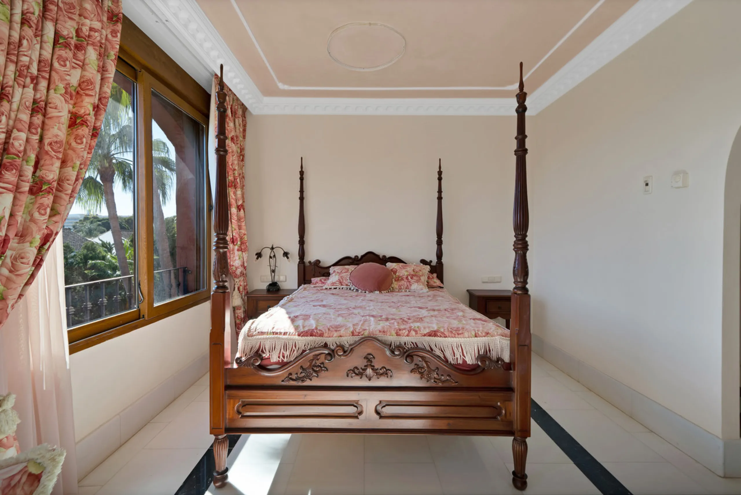 Situated beside the prestigious Guadalmina Baja, this impressive triplex penthouse is a true jewel of the Costa del Sol — perfectly blending the sophistication of Andalusian architecture, Moorish influences, and a touch of contemporary romanticism.