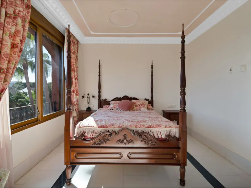 Situated beside the prestigious Guadalmina Baja, this impressive triplex penthouse is a true jewel of the Costa del Sol — perfectly blending the sophistication of Andalusian architecture, Moorish influences, and a touch of contemporary romanticism.