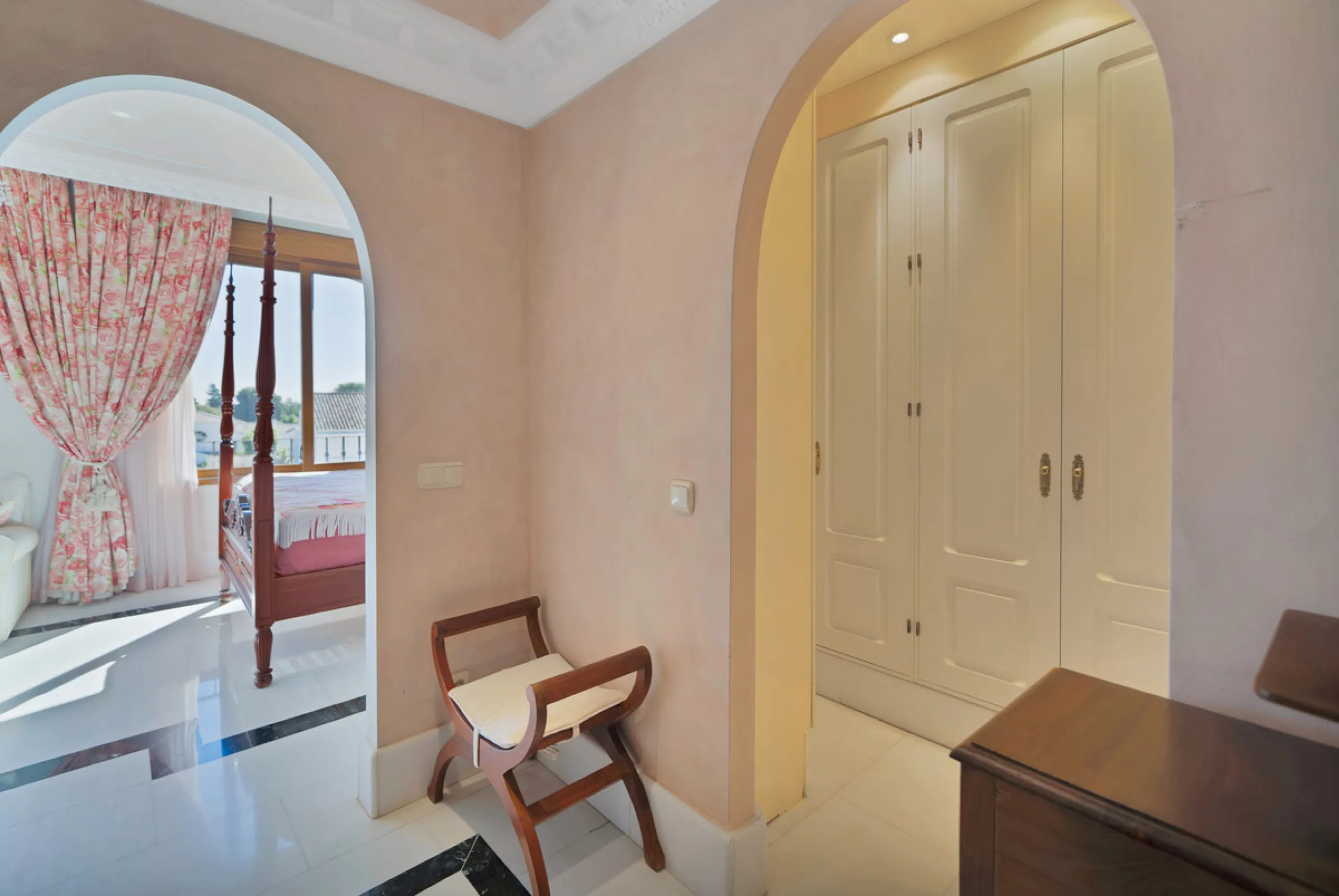 Situated beside the prestigious Guadalmina Baja, this impressive triplex penthouse is a true jewel of the Costa del Sol — perfectly blending the sophistication of Andalusian architecture, Moorish influences, and a touch of contemporary romanticism.