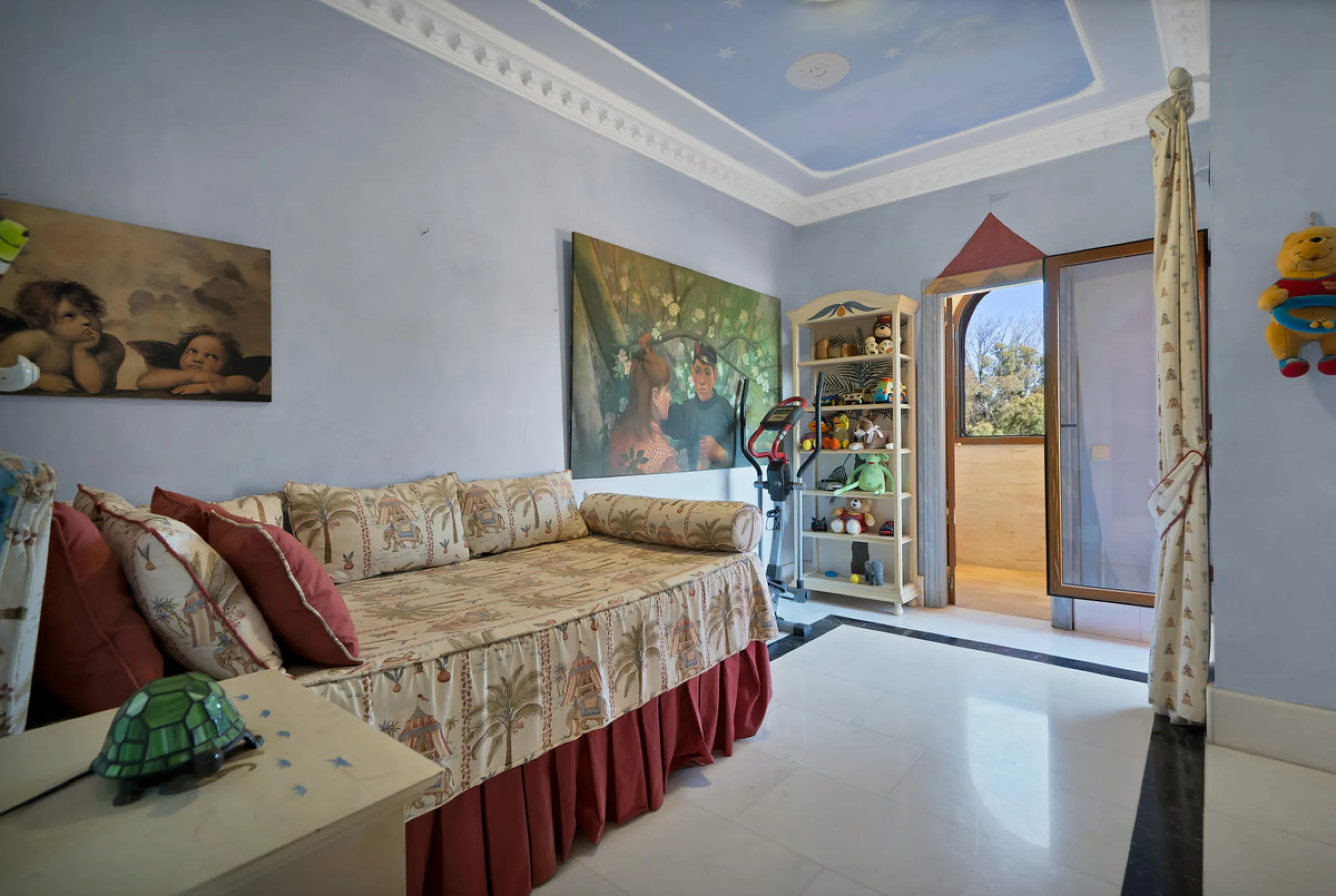 Situated beside the prestigious Guadalmina Baja, this impressive triplex penthouse is a true jewel of the Costa del Sol — perfectly blending the sophistication of Andalusian architecture, Moorish influences, and a touch of contemporary romanticism.