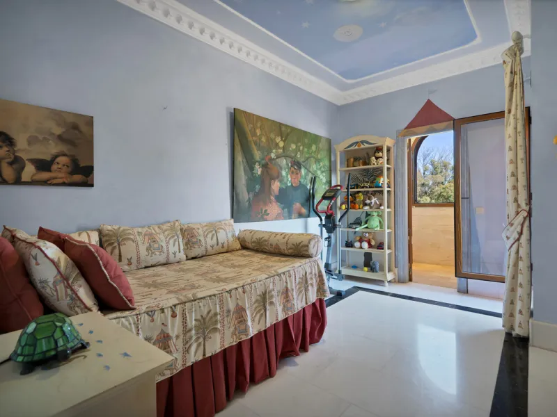 Situated beside the prestigious Guadalmina Baja, this impressive triplex penthouse is a true jewel of the Costa del Sol — perfectly blending the sophistication of Andalusian architecture, Moorish influences, and a touch of contemporary romanticism.