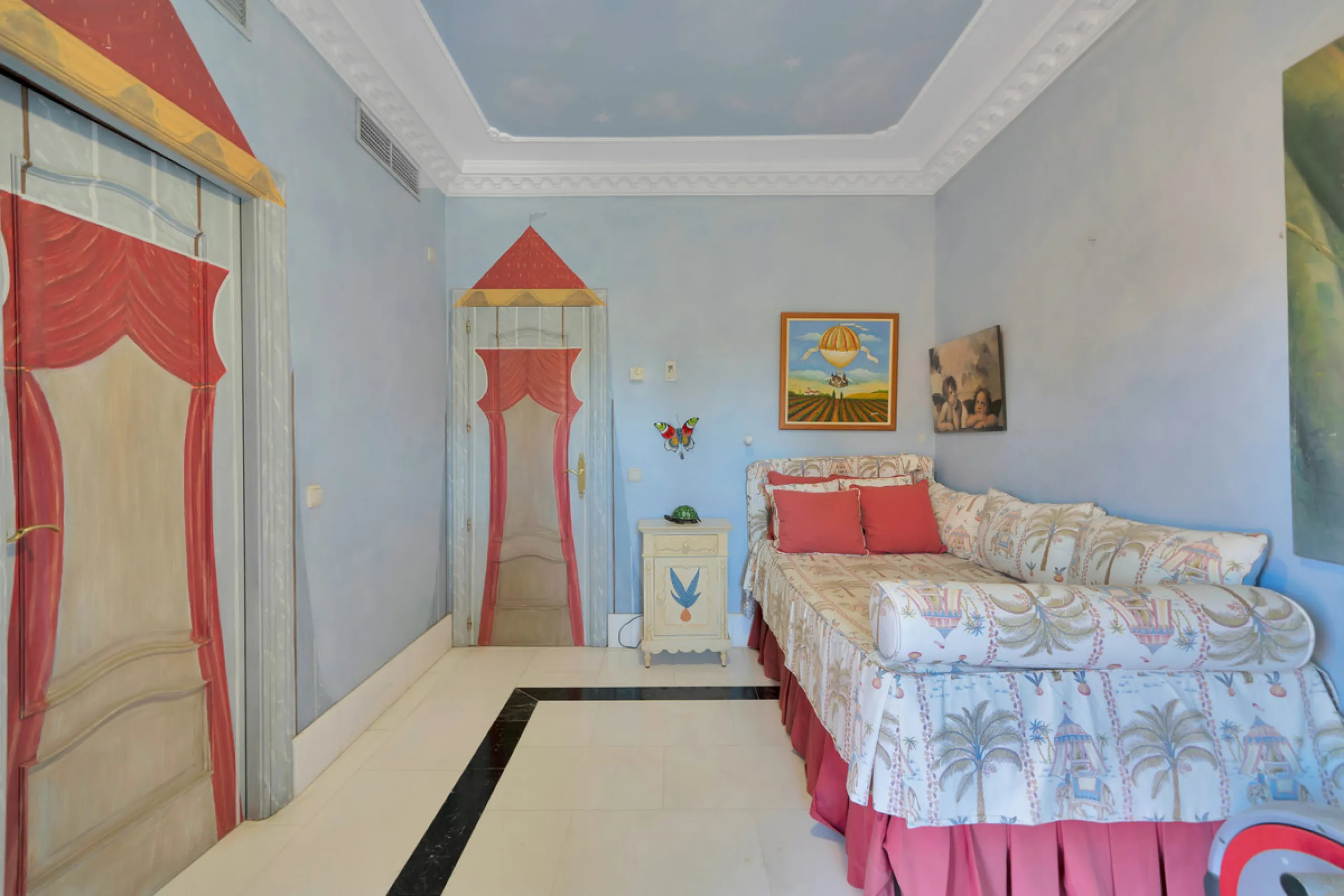 Situated beside the prestigious Guadalmina Baja, this impressive triplex penthouse is a true jewel of the Costa del Sol — perfectly blending the sophistication of Andalusian architecture, Moorish influences, and a touch of contemporary romanticism.