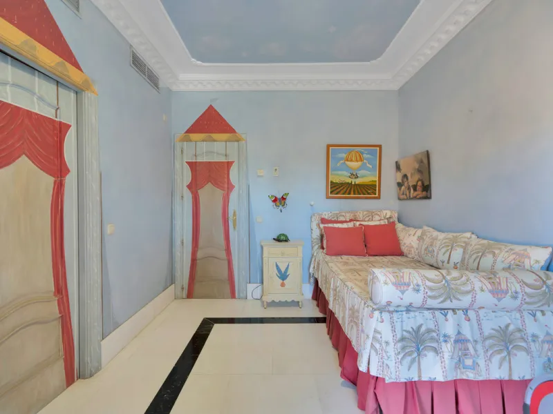 Situated beside the prestigious Guadalmina Baja, this impressive triplex penthouse is a true jewel of the Costa del Sol — perfectly blending the sophistication of Andalusian architecture, Moorish influences, and a touch of contemporary romanticism.