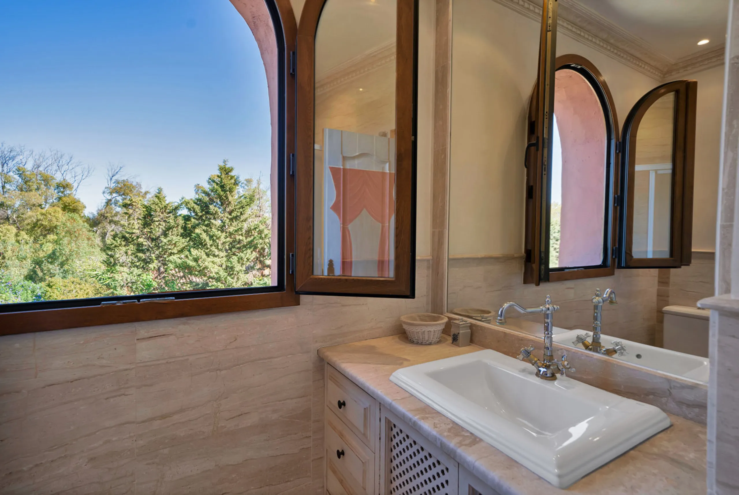 Situated beside the prestigious Guadalmina Baja, this impressive triplex penthouse is a true jewel of the Costa del Sol — perfectly blending the sophistication of Andalusian architecture, Moorish influences, and a touch of contemporary romanticism.